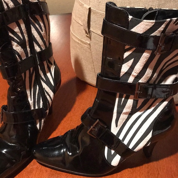 Black patent leather boot with zebra print - Picture 3 of 3
